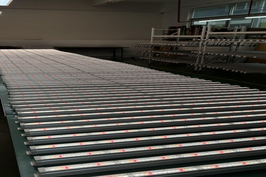 Koray Lighting professional LED grow light display at trade exhibition showing GE35 series and horticultural lighting solutions